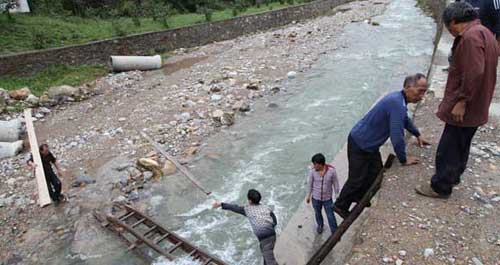 洪水冲毁简易便桥 村民自制滑索渡河