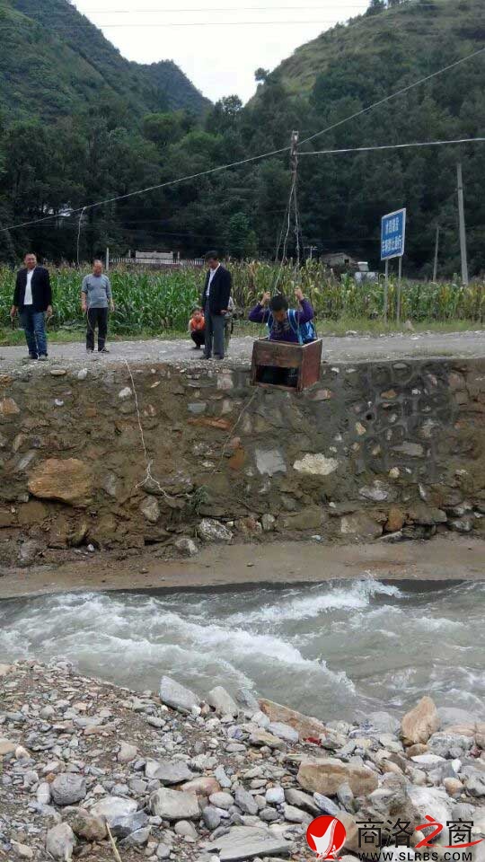 11日,北沟寺村4组的学生通过村民自制的滑索去上学。