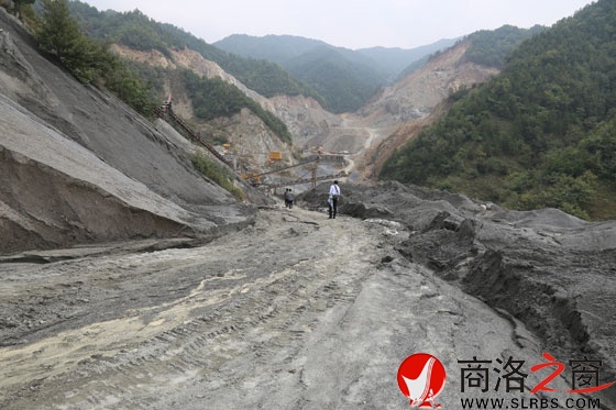 事故采矿区堆放着山体一样巨大的尾矿