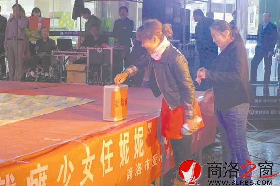 不时有市民走向募捐箱进行捐款