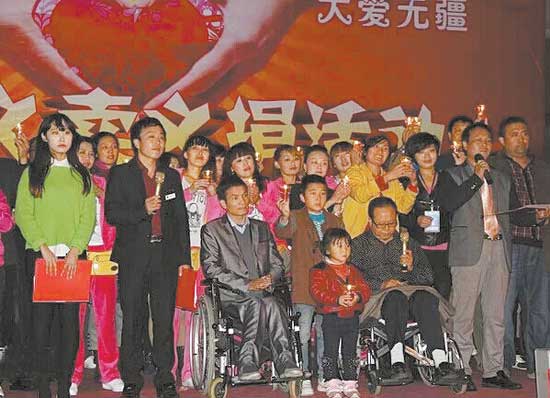 雨幕下的慈善晚会