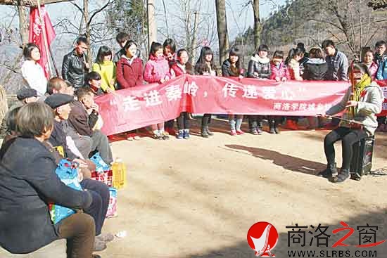 老人们观看演出