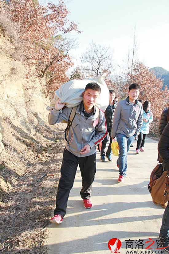 肩扛慰问品上山