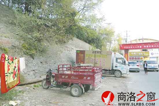 老城墙外是一个农贸市场，各种机动车常年停在墙根下。生活垃圾以及市民晾晒的被褥让城墙周围的环境显得更为杂乱。