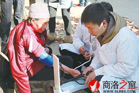 爱心社区人员帮老人量血压