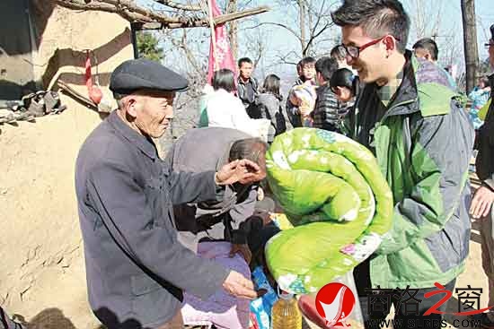 学生向老人赠送慰问品