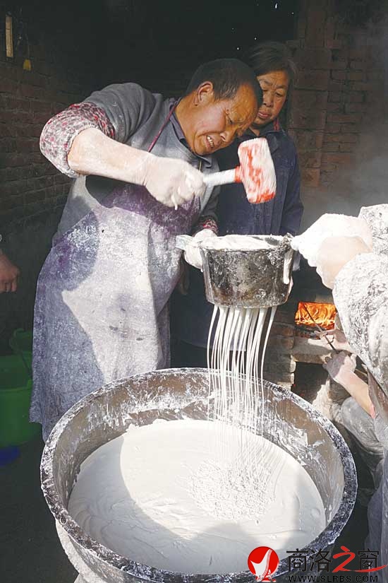 陈元文老人从凉水锅中捞粉条