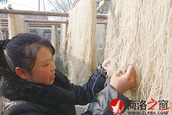 老人的儿媳正在挑拣粉条