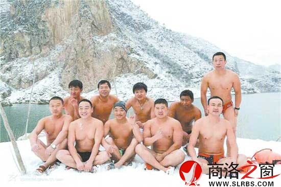 商洛市冬泳爱好者张晖、崔小东、孟丹平、鱼鹏等参加冬泳后合影。