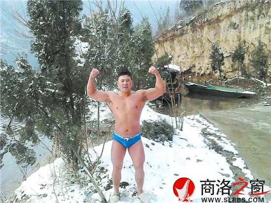 被誉为商洛冬泳队形象代言人的张晖，上岸后不忘秀一下肌肉。