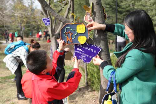 商洛团市委举办“我与小树共成长”树木认养活动