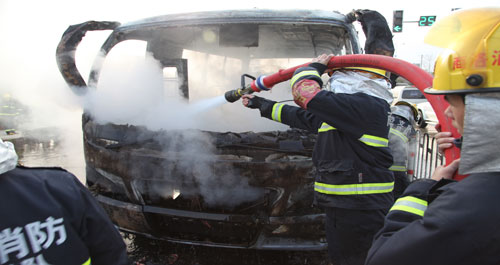 3月20日下午商州至牧护关通村客车突然起火(多图高清)