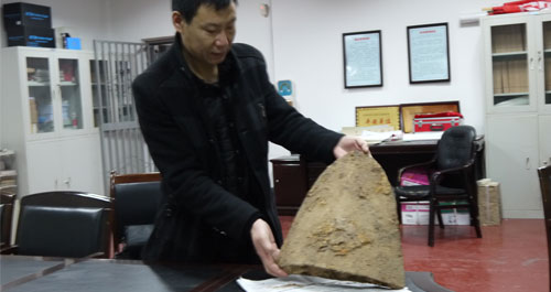 夜村村民将汉代犁铧上交文物部门