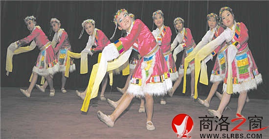 舞蹈班的学员汇报表演