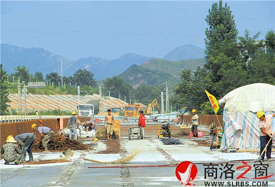 15点37分,烈日当空,我市重点建设项目312国道商丹段“二改一”工程工地上,为了赶工时抢工期,工人们正在紧张施工。目前该工程已进入路面铺设阶段,是我市建设进度最快的重点项目之一。