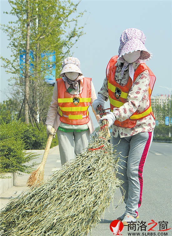 14时56分,室外温度高达36摄氏度。记者在商鞅大道任家塬村路段看到两名环卫工人“全副武装”,正在卖力地清扫路面渣土。