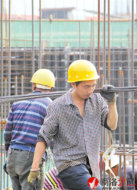 16时23分,市文化艺术中心工地上,上百名工人正在烈日的烘烤下紧张地忙碌着。安全帽下每一张笑脸,都在无言地诉说着辛勤。