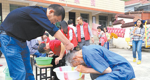 敬老院里笑声多