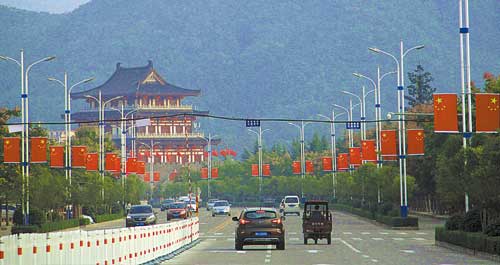 我市街头充满喜庆气氛