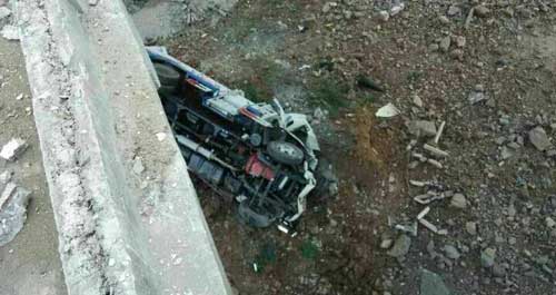 商州至丹凤交界处一辆环卫车坠毁