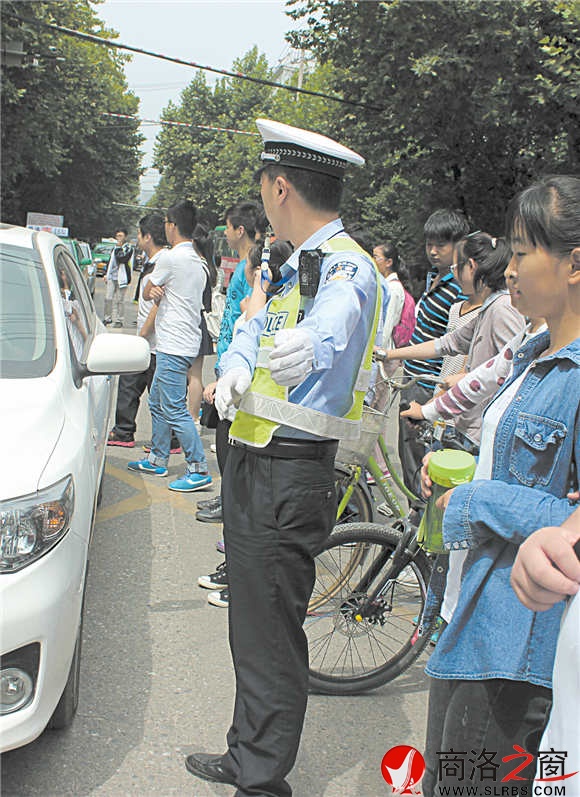 商中学生放学,原本宽阔的北新街立马变得拥挤不堪,在交警管文龙的疏导指挥下,行人和车辆有序通行。