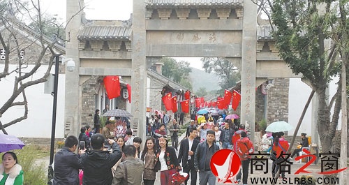 国庆假期,丹凤县棣花文化旅游景区通过社火巡演、地方特色戏曲展演等方式活跃旅游市场,景区几乎每天有万余名游客前往观光游