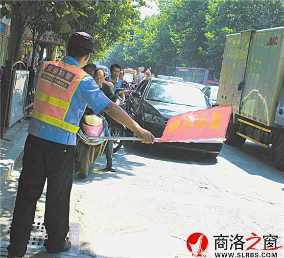 身为协勤,陈义军每天的主要工作就是劝阻闯红灯的行人和摩托车驾驶者。