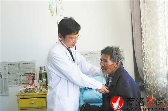 陈国鹏为当地藏民患者诊疗