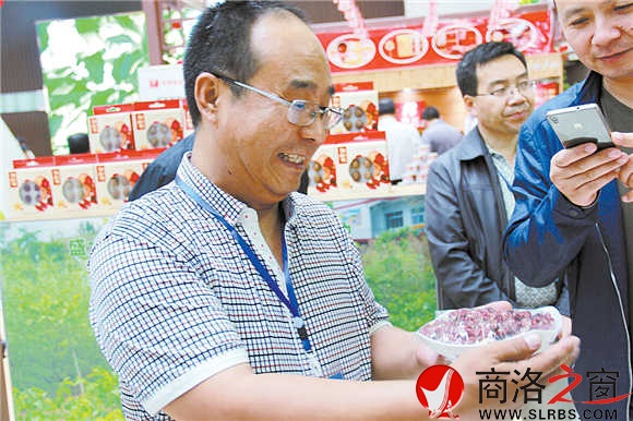 董兆斌向顾客介绍自己的红仁核桃