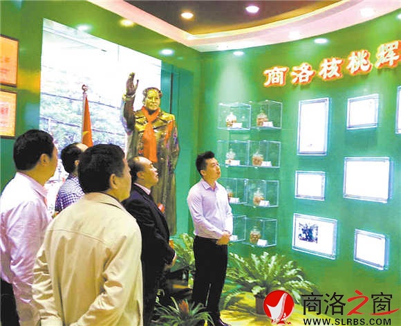 9月30日,我市首家核桃电商体验馆开业,通过线上线下商洛核桃精品及其系列产品的销售,进一步提高核桃产业效益,提升商洛核桃的知名度和影响力。