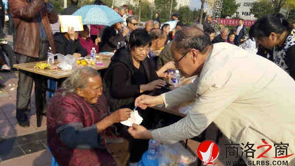 给老人们发蛋糕