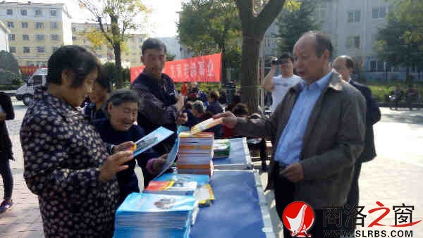 向群众散发健康保健科普图册