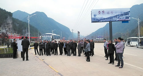 退休老干部参观考察老君山风景区旅游建设项目