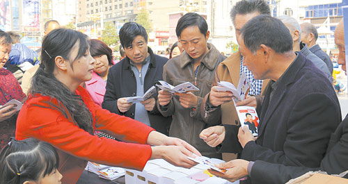 镇安县国安办在街头宣传反间谍法