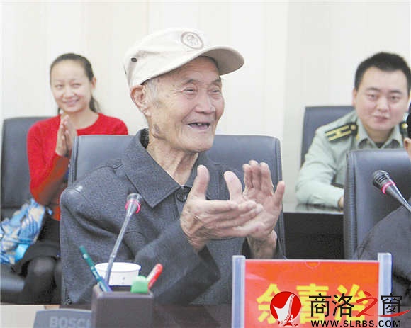 年逾九旬的丹凤抗战老兵余喜治,在商洛学院向学生讲述自己的抗战经历。 (记者 李 亮 摄)