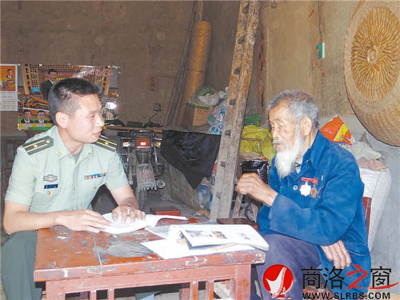 采访报道组深入镇安米粮镇界河村石关组采访92岁的抗战老兵戴国峰。 （记者 左 京 摄）