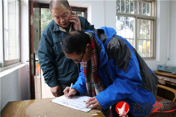 客户收到包裹,直到确认无误以后,商洛邮政公司快递员朱军锋才会离开。