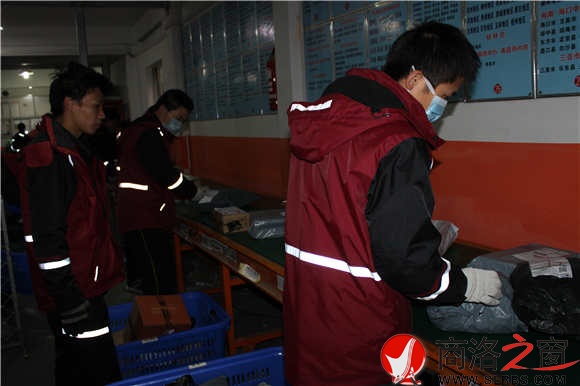 圆通快递公司分拣员有条不紊地分拣快递