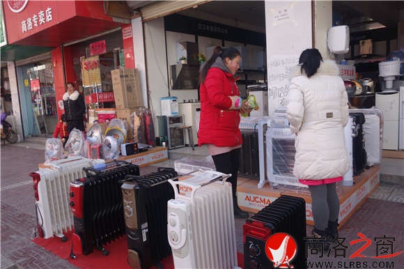 寒冬时节，市区商州商城里卖取暖小家电的商铺生意兴隆，不时有顾客前来询问购买。
