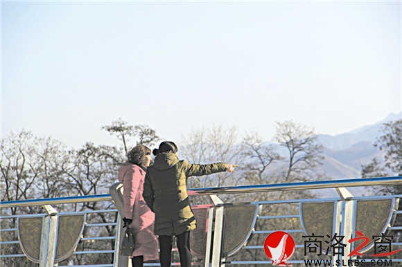 站在环城北路上，商洛市区尽收眼底，环城北路已经成为商洛城市的一条观景路。