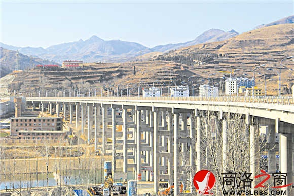 北环路一号大桥横跨丹江，是商洛市区最大的高架桥，与仙娥湖大坝相映成辉，成为城市一个新亮点。