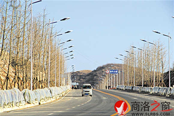 宽阔、整洁的路面