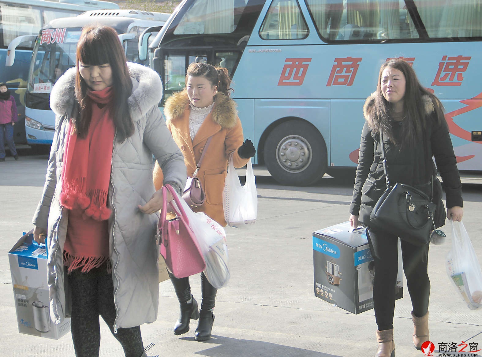 近日,在车站总能见到提着大包小包回家的乡亲。