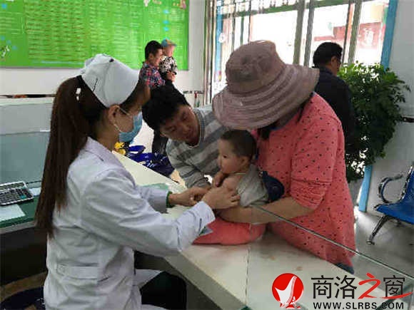 经过一系列严格的程序,疫苗最终被接种到儿童体内。