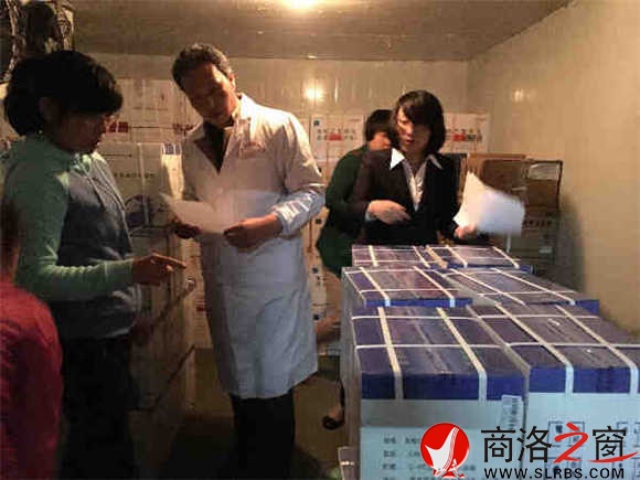 工作人员对将要运送到县区的疫苗进行核对登记