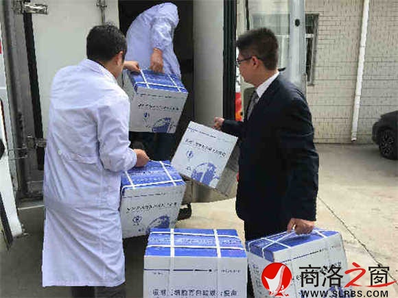 市民参与,一起将疫苗搬运到冷藏车。