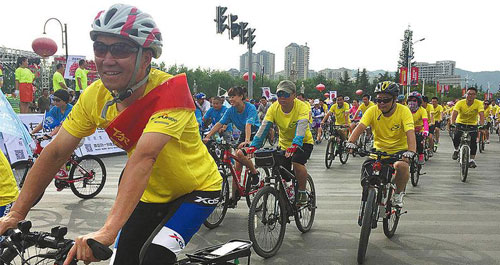 追梦·骑行活动在市区望江楼广场举行