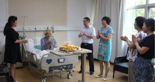 我市唯一老红军病房里过百岁生日