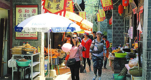 “五一”假日期间，山阳县漫川古镇景区游人如织