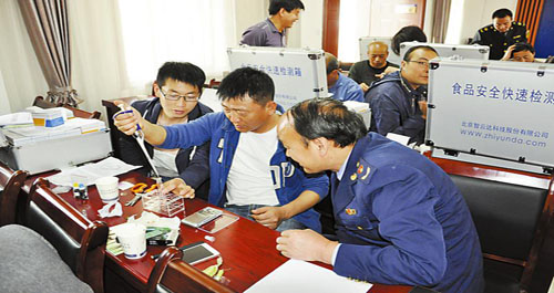 洛南市场监管局向镇办发放快检箱